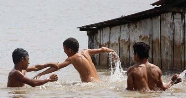 Desde 82, rio no transborda como neste ano; populao ribeirinha est com as casas alagadas em Barra do Bugres