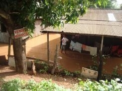 Apesar do alagamento, moradores no querem sair