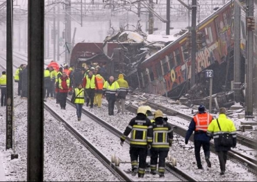 Equipes de resgate se aproximam do local do acidente, em Buizingen 