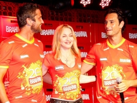 Madonna passou com Gerard Butler e Rodrigo Santoro no camarote da Brahma
