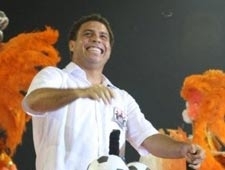 Fen�meno durante desfile do s�bado na Gavi�es da Fiel; no Rio ele falou com todo mundo. Em S�o Paulo, ficou calado e hou