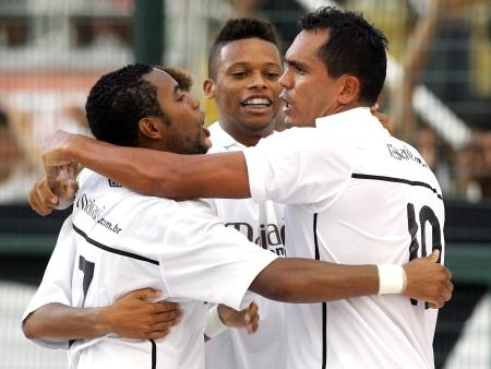 Robinho foi capito do Santos em sua primeira partida como titular, mas no brilhou