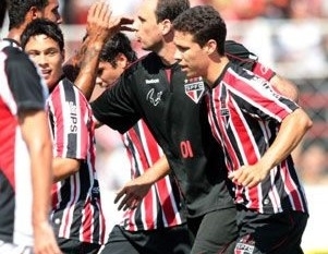 Rogrio Ceni faz o gol da vitria do So Paulo e chega ao 87 tento da carreira