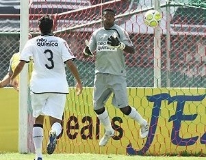 Em cobrana de falta de Marco Antnio, goleiro corintiano leva 