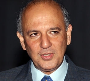 Defesa de Arruda estuda medida para tir-lo da priso; advogado diz que ele est abatido