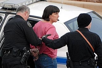 Amy Bishop  levada sob custdia pela polcia, aps matar trs e ferir outros trs em tiroteio na Universidade do Alabam