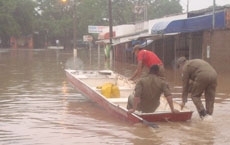 Em vrios bairros da cidade os bombeiros socorreram os moradores utilizando barcos