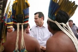 Vice-governador Silval Barbosa  recepcionado por caciques da regio em Campo Novo do Parecis 