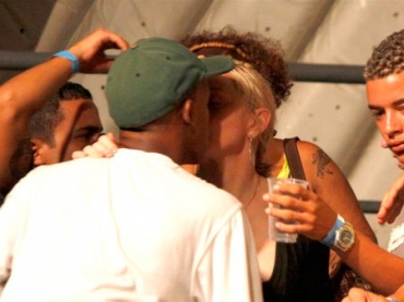 Madonna beija amigo de Jesus Luz no Circo Voador.