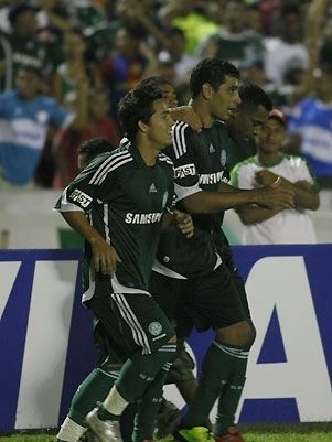 Jogadores do Palmeiras comemoram o gol de Diego Souza na vitria simples sobre o Flamengo-PI
