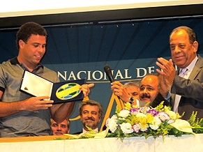 Ronaldo  defendido por Carlos A. Torres