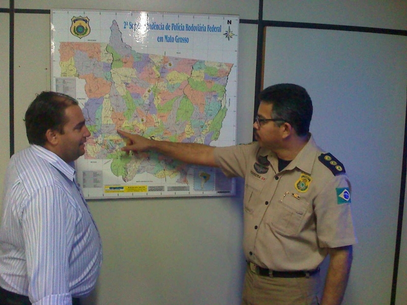 Na sede da PRF/MT, em Cuiab, Wagner Ramos e Clarindo Ferreira avaliam regio