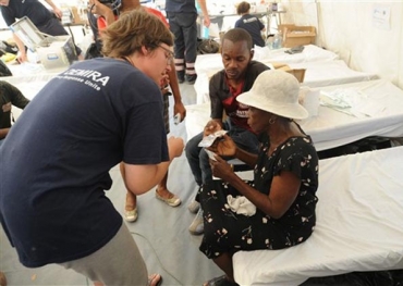 Haitianos recebem ajuda m�dica nesta segunda-feira (8) em escola em Porto Pr�ncipe.