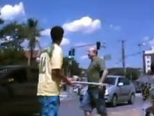 Motoqueiro ataca homem com uma barra de ferro em Taubat (SP)