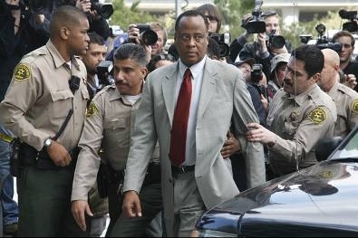 Conrad Murray se entrega  Justia em Los Angeles