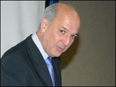 Ap�s den�ncias de suborno, Arruda pode perder o cargo e ter seus bens bloqueados