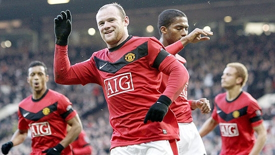 Wayne Rooney (c) comemora seu gol contra o Portsmouth neste sbado, no Old Trafford, pelo Ingls