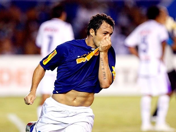 Com reforo de Klber, Cruzeiro despacha bolivianos no Mineiro com atuao arrasadora no 1 tempo