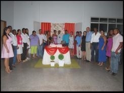 Casais trocam alianas em cerimnia na AABB