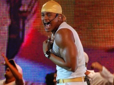 Lo Santana quer ensinar o Rebolation do Parangol para os europeus.