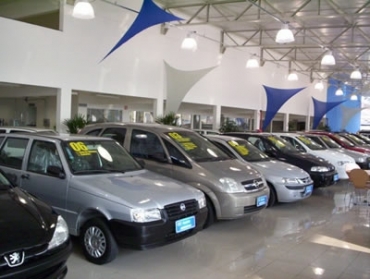 Conforme Fenabrave foram comercializados 2,036 mil automveis no perodo, crescimento de 12% sobre igual ms de 2009