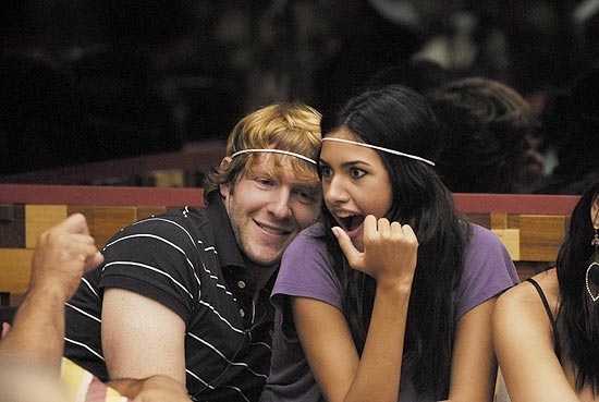 O casal Michel e Tessalia voltou a se esconder debaixo do edredom para namorar no 