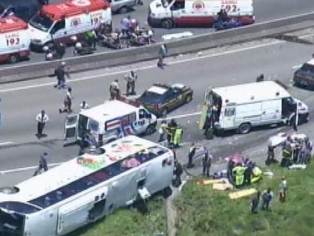 nibus tombou e bloqueava a Ferno Dias no comeo desta tarde.