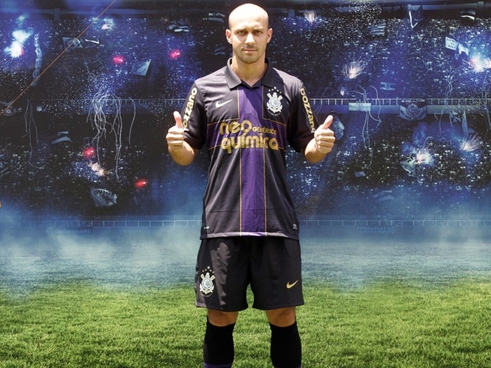 Corinthians apresenta nova camisa para o centenrio; Na foto, o lateral-direito Alessandro posa para foto.
