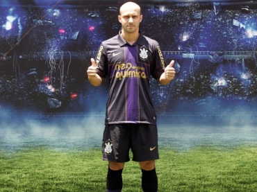 Corinthians apresenta nova camisa para o centen�rio; Na foto, o lateral-direito Alessandro posa para foto.