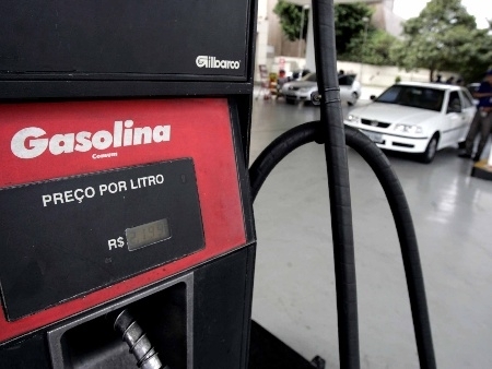 Gasolina brasileira ainda  3 mais barata na comparao com oito pases.