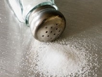 O excesso de sal pode causar malefícios à saúde como a hipertensão