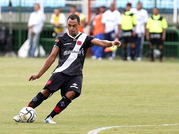 De falta, Dod marca o primeiro de seus trs gols contra o Friburguense