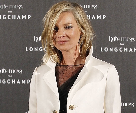 Modelo britnica Kate Moss surpreende mundo da moda com mecha de cabelo branco; foto repercute em sites