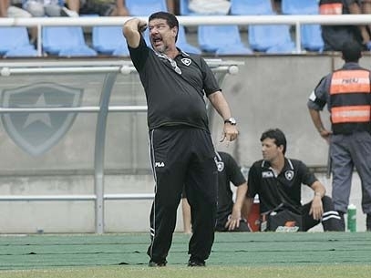 Botafogo sofre, mas vence América na estreia de Joel