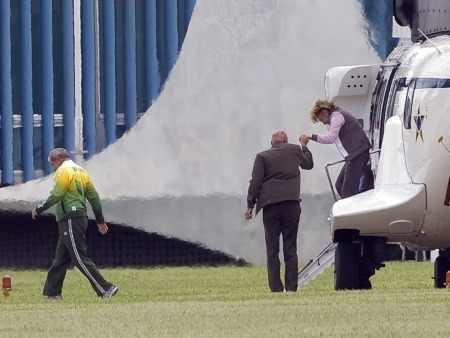 Lula chega ao Palcio do Alvorada, em Braslia, ao lado da primeira-dama Marisa Letcia.