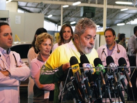 Lula, acompanhado da primeira-dama Marisa, disse que est bem e que vai tomar cuidado com a dieta durante coletiva em SP