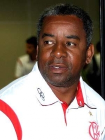 Andrade quebra a cabea para montar a defesa do Flamengo