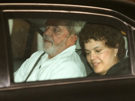 Lula deixa o hospital em Recife ao lado de Dilma.