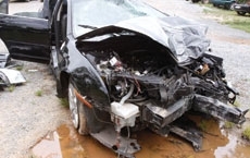 Criminoso que dirigia acabou preso nas ferragens; comparsa adolescente tambm se feriu  