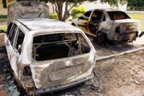 2 carros da Polcia so queimados 