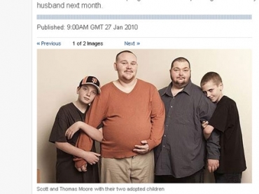 Scott (esquerda) e Thomas mostram sua fam�lia.