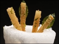 A caipirinah comest�vel � vendida em um restaurante de Madri