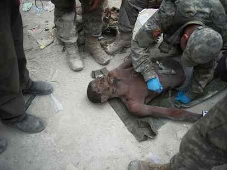 O sobrevivente estava coberto de poeira e vestido apenas com cueca.