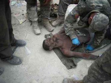 O sobrevivente estava coberto de poeira e vestido apenas com cueca.