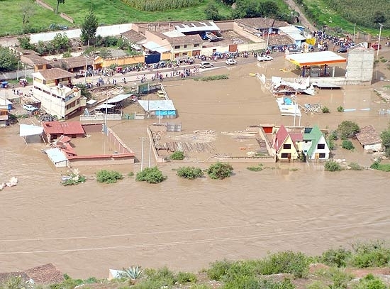 Chuvas causam cheia no rio Urubamba, na regio de Cusco, no Peru; cem brasileiros esto ilhados