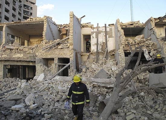 Equipes da defesa civil de Bagd� inspecionam pr�dio danificado por uma das tr�s explos�es de hoje