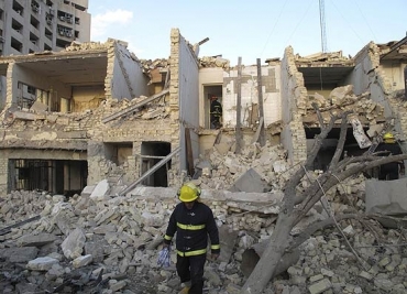 Equipes da defesa civil de Bagd� inspecionam pr�dio danificado por uma das tr�s explos�es de hoje