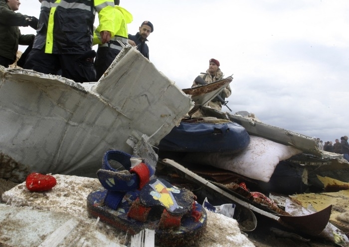 Membro da Defesa Civil libanesa retira peda�o de avi�o que caiu no mar Mediterr�neo poucos minutos depois de decolar.