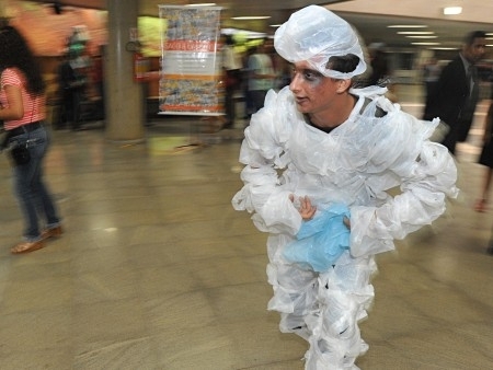 Meio Ambiente lanou campanha contra uso de sacolas plsticas.