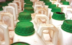 A matria prima estava em gales, que eram despejados dentro de uma caixa d